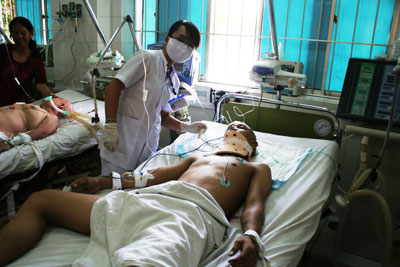 Bất cẩn, một công nhân ngã từ tầng 2 xuống đất