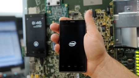 Smartphone đầu tiên dùng chip Intel chính thức "lên kệ"