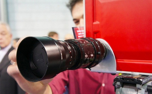 iPad 2012 chụp ảnh với ống kính ’khủng’