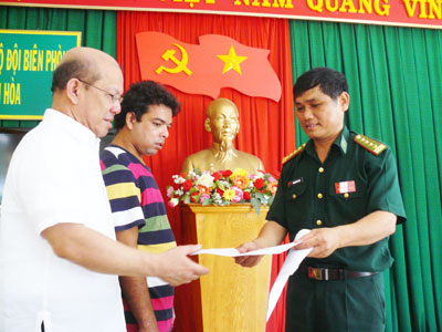 Bàn giao 1 ngư dân nước ngoài được cứu sống ở Trường Sa