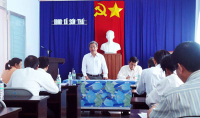 Đồng chí Lê Xuân Thân - Phó Chủ tịch UBND tỉnh tại buổi làm việc với UBND xã Sơn Thái (huyện Khánh Vĩnh).