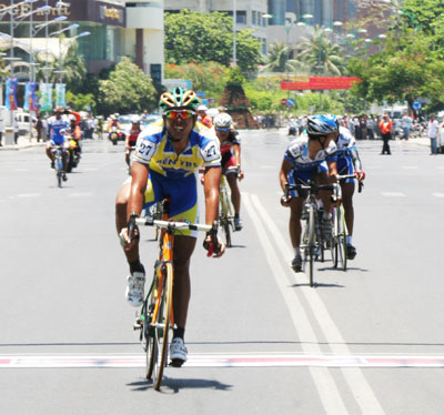 Áo vàng, xanh vẫn chưa đổi chủ