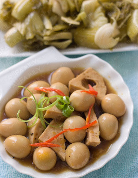 Món ăn: Lạ miệng trứng cút kho giò lụa