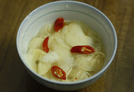 Món ăn: Cách đơn giản làm măng ngâm giấm ớt