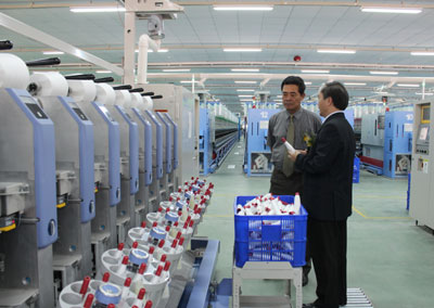 Các đại biểu cắt băng khánh thành Nhà máy sợi 40.000 cọc của Công ty Cổ phần Dệt may Nha Trang.