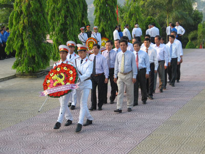 Đoàn đại biểu Ban Chấp hành Đảng bộ tỉnh do đồng chí Lê Thanh Quang - Ủy viên Trung ương Đảng, Bí thư Tỉnh ủy, Chủ tịch HĐND tỉnh dẫn đầu viếng và đặt vòng hoa tại Nghĩa trang liệt sĩ Hòn Dung.   