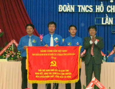 Phấn đấu kết nạp Đoàn 70 - 80% thanh niên khối trường học, 100% thanh niên khối hành chính sự nghiệp