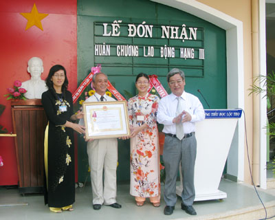 Đón nhận Huân chương Lao động hạng Ba