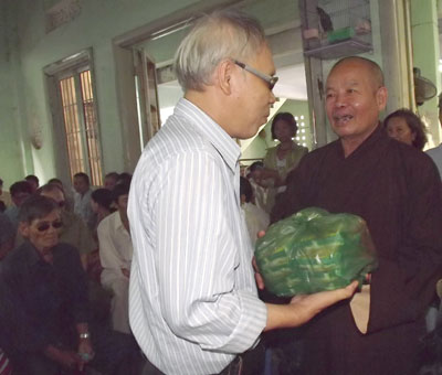 Tặng 385 suất quà tại các cơ sở xã hội trên địa bàn tỉnh