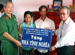 Ưu tiên lo nhà ở cho gia đình thương binh liệt sĩ trong năm 2012 - Ảnh minh họa