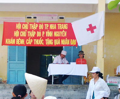 Trao quà tặng người nghèo