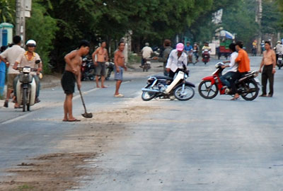 Lúc 15 giờ ngày 1-5, tại Tỉnh lộ 8, đoạn thuộc địa bàn thôn Đại Điền Trung, xã Diên Điền, huyện Diên Khánh, ô tô tải biển số 79N-2373 do tài xế Đinh Khắc Tỉnh (sinh năm 1973, trú xã Diên Sơn, huyện Diên Khánh) điều khiển đã để chảy dầu nhớt xuống đường (dài khoảng 1,5km) khiến nhiều người đi xe máy bị trơn, trượt ngã.