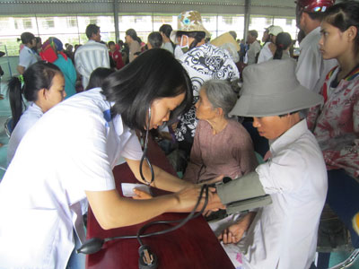  Đoàn viên, thanh niên Trường Cao đẳng Y tế Khánh Hòa khám bệnh và cấp phát thuốc miễn phí cho người dân xã Cam Phước Đông (TP. Cam Ranh). 