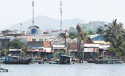  Không ít hộ dân ở khu vực ven sông Vĩnh Trường đang sinh sống trên đất do Nhà nước quản lý.