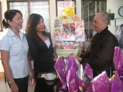 Thăm và tặng quà trụ trì một số chùa tại TP. Nha Trang