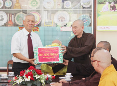 Thăm, tặng quà Ban Trị sự Phật giáo Khánh Hòa