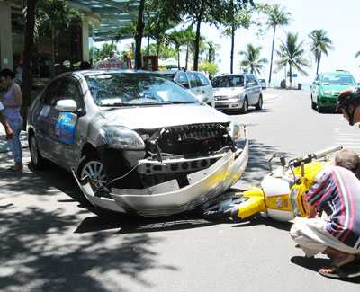 Taxi tông xe máy, 2 người bị thương