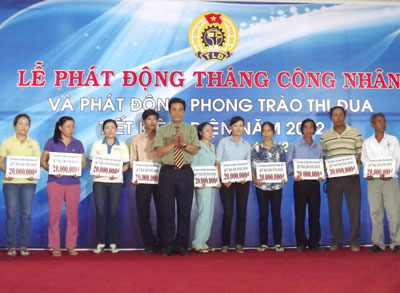 Đồng chí Lê Thanh Quang - Ủy viên Trung ương Đảng, Bí thư Tỉnh ủy, Chủ tịch HĐND tỉnh trao kinh phí hỗ trợ xây dựng nhà “Mái ấm Công đoàn” cho công nhân lao động khó khăn.  