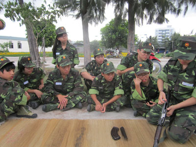  Các “chiến sĩ nhí” tham gia chương trình “Nhịp bước hành quân 2011” tại Học viện Hải quân (TP. Nha Trang).