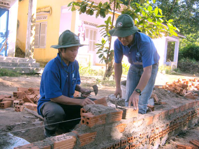  Đoàn viên, thanh niên Trường Đại học Thái Bình Dương tham gia tình nguyện Hè tại xã Giang Ly (huyện Khánh Vĩnh).