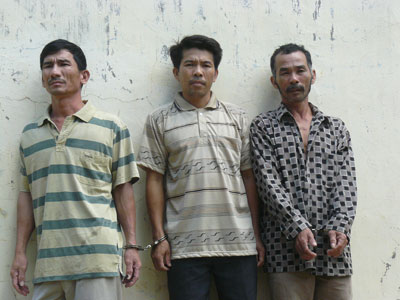 Bắt nhóm trộm bò bằng ô tô