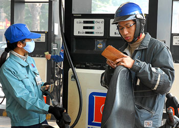 Giá xăng giảm 500 đồng/lít