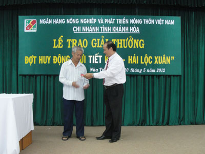 Trao giải cho khách hàng trúng thưởng chương trình “Gửi tiết kiệm - Hái lộc Xuân”