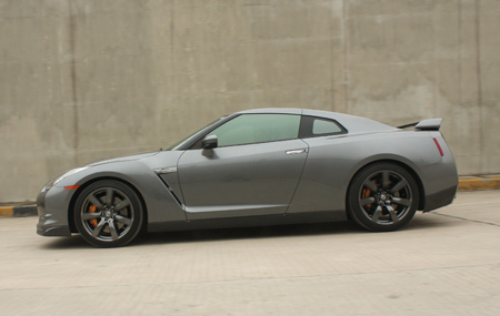 Cầm lái Nissan GT-R tại Việt Nam