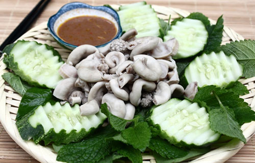Món ăn: Lòng non luộc chấm với mắm ruốc