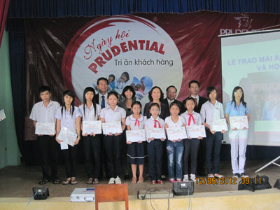 Tặng học bổng cho 20 học sinh tại TP. Cam Ranh