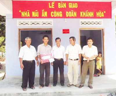 Lễ bàn giao nhà Mái ấm Công đoàn cho gia đình anh Lê Thanh Hoàng (xã Ninh Sơn, thị xã Ninh Hòa).