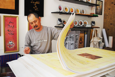 Sách độc bản Thi vân Yên Tử và cậu bé mù chơi nhiều nhạc cụ nhất được xác lập kỷ lục