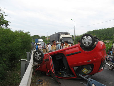 Ô tô tông xe bò, 5 người bị thương