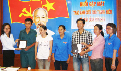 Đại diện Chi đoàn Thành ủy Nha Trang và đơn vị tài trợ Khu du lịch Suối Thạch Lâm trao album ảnh cưới cho các cặp đôi.