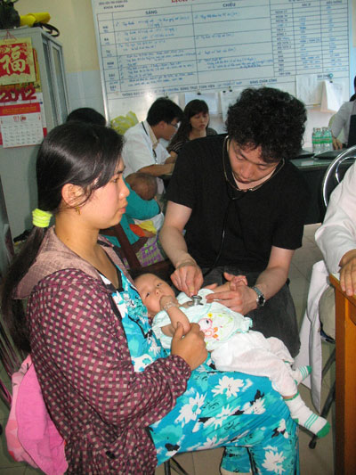  Một đợt khám sàng lọc bệnh tim bẩm sinh tại Bệnh viện Đa khoa tỉnh.