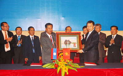  Trung tướng Tô Lâm - Thứ trưởng Bộ Công an Việt Nam trao quà lưu niệm cho Thiếu tướng Kong Thoong Phong Chi Vít - Thứ trưởng Bộ An ninh Lào.