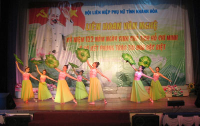  Tiết mục múa “Hương sen dâng Bác” của Trường Cao đẳng Văn hóa - Nghệ thuật và Du lịch Nha Trang.
