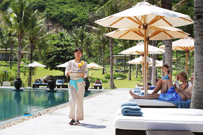 Khách du lịch thư giãn bên hồ bơi của Mia Resort.