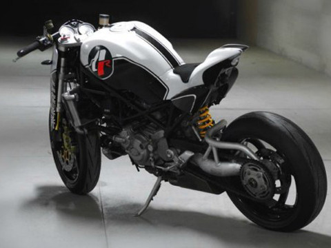 Ducati Monster với diện mạo mới.