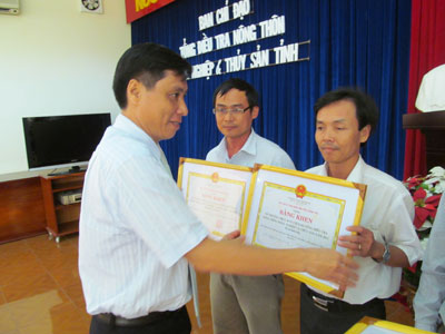 Đồng chí Lê Đức Vinh trao bằng khen của UBND tỉnh cho các tập thể, cá nhân tiêu biểu trong cuộc tổng điều tra