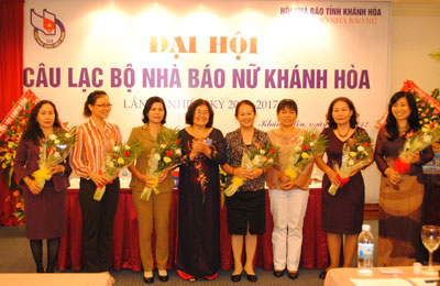 Nhà báo Phạm Mỵ (thứ tư từ trái qua) tặng hoa cho Ban Chủ nhiệm mới. 