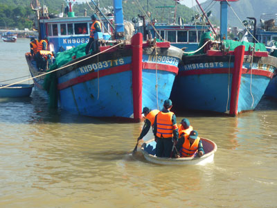 Trung đội Dân quân biển tập trung của TP. Nha Trang tham gia diễn tập tình huống giả định tìm kiếm, cứu hộ, cứu nạn trong quá trình ra khơi đánh bắt hải sản.