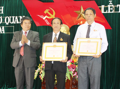 Đồng chí Nguyễn Phùng Mỹ trao Huy hiệu Đảng cho 2 đảng viên 40 năm tuổi Đảng.