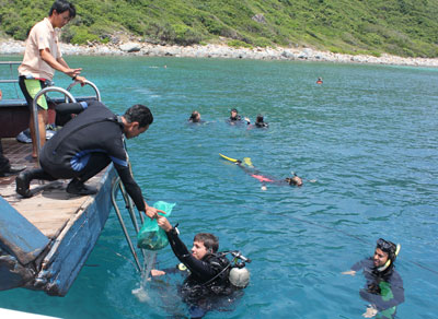  Du khách lặn biển tham gia nhặt rác đáy biển tại Khu Bảo tồn biển vịnh Nha Trang.