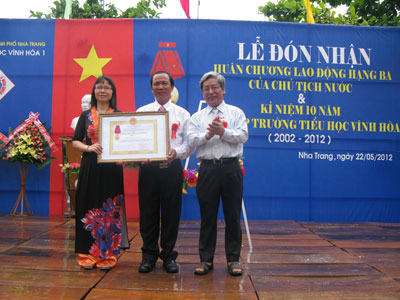 Đồng chí Lê Xuân Thân trao Huân chương Lao động hạng Ba cho Trường Tiểu học Vĩnh Hòa 1.