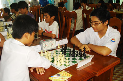 Trần Gia Khang là một trong số những người chơi cờ vua nổi tiếng nhất tại Việt Nam hiện nay. Với tài năng và kinh nghiệm của mình, anh ấy thường xuyên tham gia các giải đấu quốc tế và gây ấn tượng mạnh với người hâm mộ. Xem hình ảnh về anh ấy để có thêm thông tin.