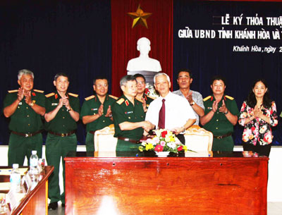  Đại diện lãnh đạo UBND tỉnh và Tổng cục II thực hiện nghi thức ký kết.