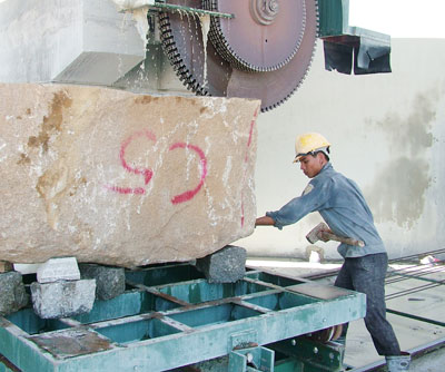  Chế biến đá granite ở Công ty Phú Tài.