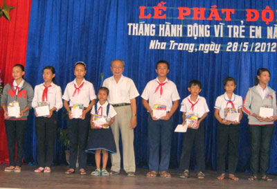 Đồng chí Bùi Hồng Thái trao học bổng cho các em học sinh khá, giỏi sống tại các đảo trên địa bàn phường Vĩnh Nguyên.