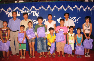  Lãnh đạo Công ty trao quà cho các em thiếu nhi.